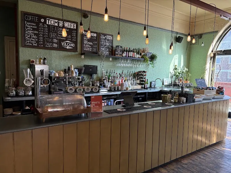 Tom’s Café