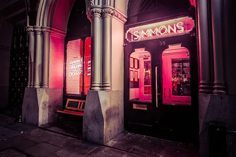 Simmons Bar | Monument